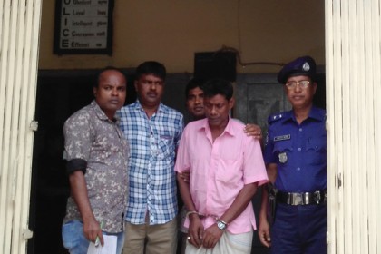 মির্জাপুরে চোলাই মদ ও নগদ টাকাসহ মাদক ব্যবসায়ী আটক