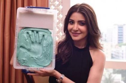 মাদাম তুসোয় অনুশকা যখন মোমের পুতুল