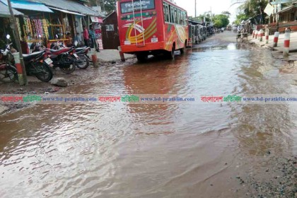 শরণখোলায় মহাসড়কে হাঁটু পানি 