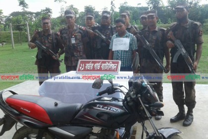 বেনাপোলে ৫০ হাজার মার্কিন ডলারসহ যুবক আটক