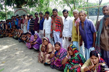 ধুনটে জেলে পরিবারের নিরাপত্তার দাবিতে মানববন্ধন