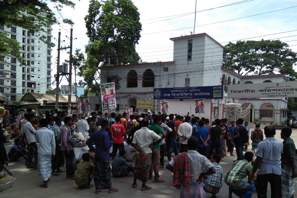 ময়মনসিংহে হত্যার বিচার দাবিতে সড়ক অবরোধ

