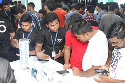 স্মার্টফোন অ্যান্ড ট্যাব এক্সপোতে জমজমাট বেচাকেনা