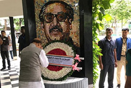 বঙ্গবন্ধুর প্রতিকৃতিতে ভারতের স্বরাষ্ট্রমন্ত্রীর শ্রদ্ধা
