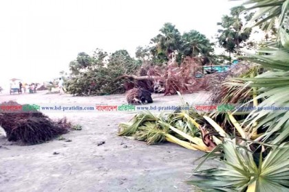 অস্বাভাবিক জোয়ারের তান্ডবে উত্তাল কুয়াকাটা সৈকত