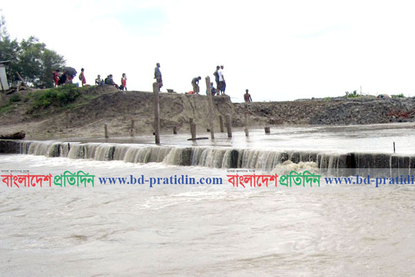 কলাপাড়ায় অস্বাভাবিক জোয়ারে প্লাবিত ১২ গ্রাম 
