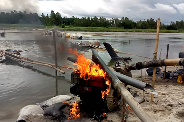 পঞ্চগড়ে ১৪টি ড্রেজার মেশিন পুড়িয়ে ধ্বংস

