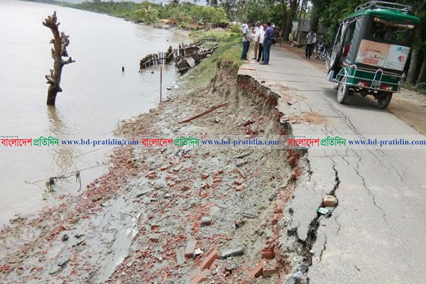 বাগেরহাট-রূপসা সড়কের অর্ধেক নদী গর্ভে বিলিন, ১০ গ্রাম প্লাবিত
