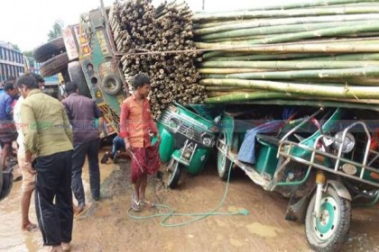 উখিয়ায় বাঁশ বোঝাই ট্রাক চাপায় নিহত ৪, আহত ৮