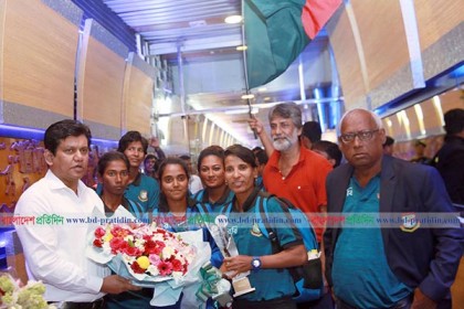 দেশে ফিরেছেন সালমারা