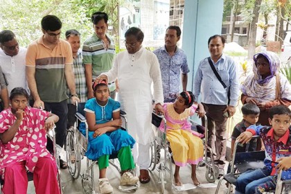 লালপুরে প্রতিবন্ধীদের মাঝে হুইল চেয়ার ও শ্রবণ যন্ত্র বিতরণ