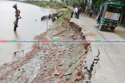 বাগেরহাট-রূপসা সড়কের অর্ধেক নদী গর্ভে বিলিন, ১০ গ্রাম প্লাবিত