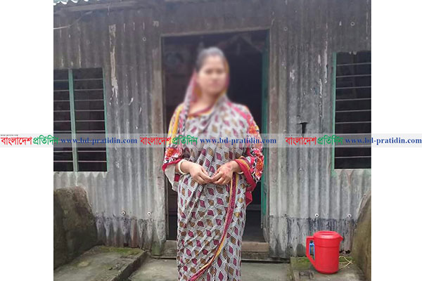 মাদারীপুরে স্ত্রীর স্বীকৃতির দাবিতে আমরণ অনশন