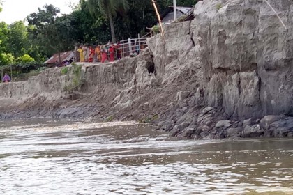 দিনাজপুরে করতোয়া নদীতে ভাঙন, কয়েকশ পরিবার হুমকির মুখে