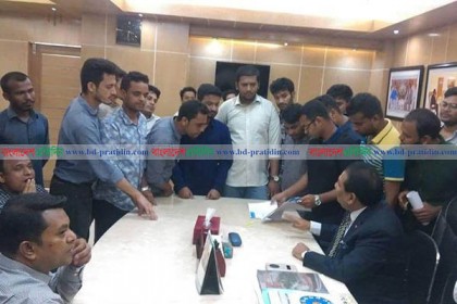 চবির দুই শিক্ষককে অবাঞ্ছিত ঘোষণা করে স্মারকলিপি ছাত্রলীগের
