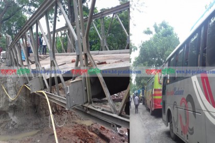 গৌরনদীতে ট্রাকের ধাক্কায় বেইলি ব্রিজে ভাঙন, ভোগান্তিতে মানুষ 