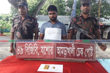 বেনাপোলে ১ কেজি স্বর্ণের বারসহ পাচারকারী আটক