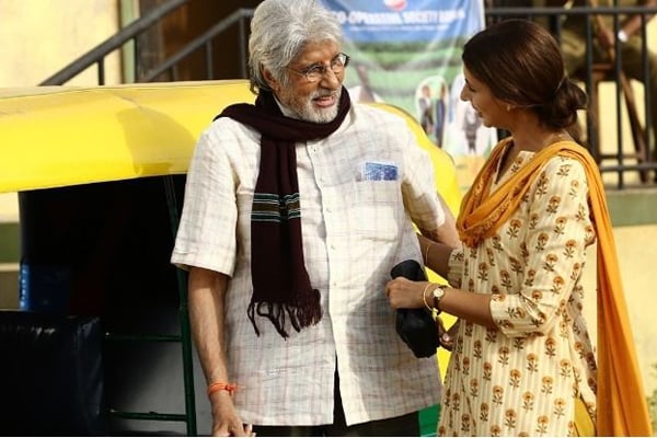 অবশেষে বাবার সঙ্গে জুটি বেঁধে অভিনয়ে অমিতাভ কন্যা