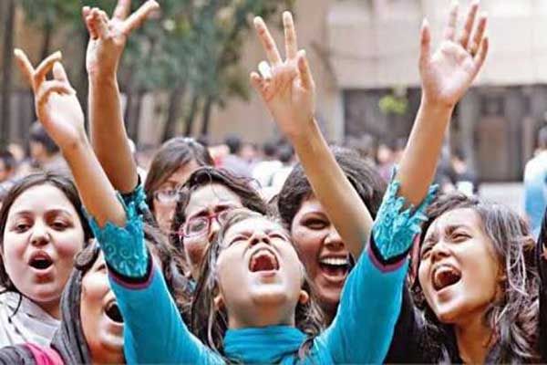 এবারও পাসের হারে এগিয়ে মেয়েরা