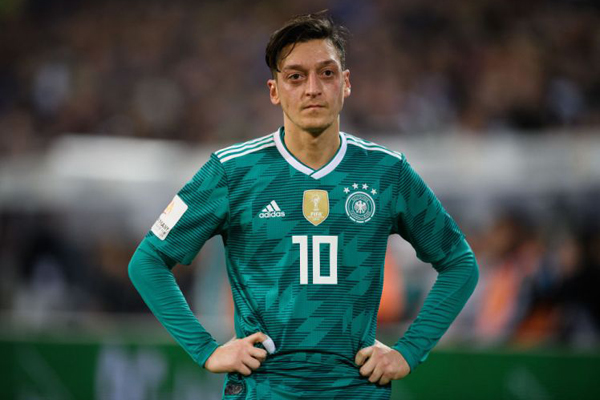 ‘ওজিল গর্বের সঙ্গেই জার্মানির জার্সি পরে’