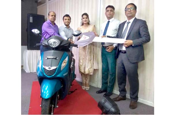 জাতীয় মহিলা ক্রিকেট দলের জাহানারা আলমকে ইয়ামাহা ফ্যাসিনো প্রদান