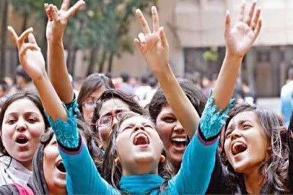 এবারও পাসের হারে এগিয়ে মেয়েরা