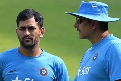 ধোনির অবসর নিয়ে মুখ খুললেন শাস্ত্রী