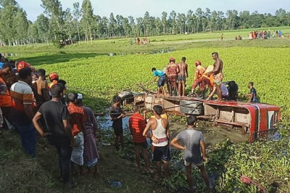 সিরাজগঞ্জে বাস খাদে পড়ে নিহত ১

