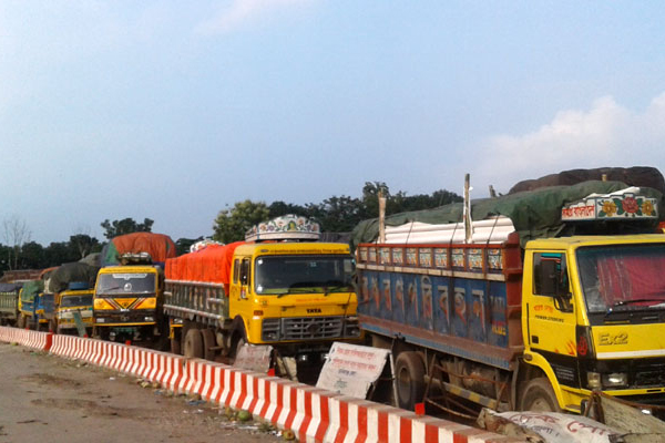 পাটুরিয়া-দৌলতদিয়া নৌরুটে ট্রাকের দীর্ঘ সারি