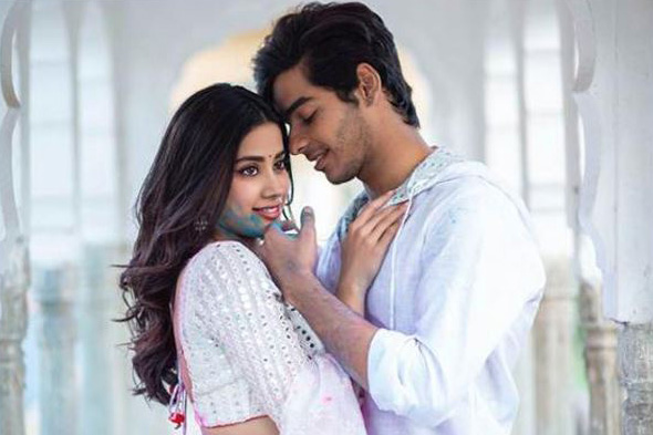 প্রথম দিনেই রেকর্ড আয়ের সম্ভাবনা জাহ্নবী-ঈশানের ছবি
