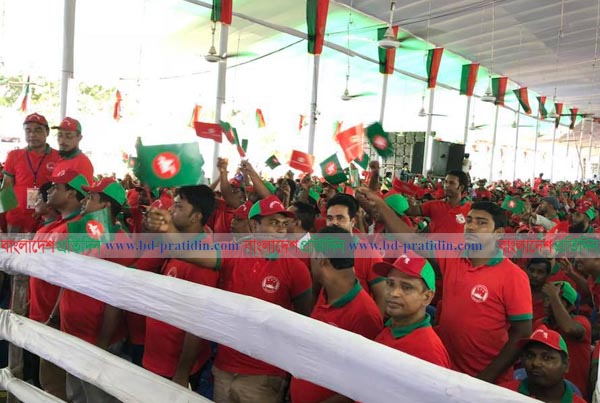 সোহরাওয়ার্দী উদ্যানে নেতাকর্মীদের ঢল