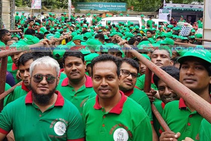 প্রধানমন্ত্রীকে সংবর্ধনা জানাতে সোহরাওয়ার্দীর গেইটে নেতাকর্মীদের ঢল