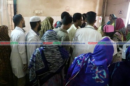 হাসপাতালে এক নারীর ৬ সন্তান প্রসব, উৎসুক জনতার ভিড়
