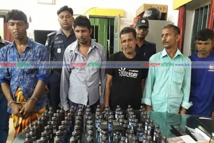 দিনাজপুরে আমের কার্টুনে ফেন্সিডিল পাচারের প্রস্তুতি, আটক ৫