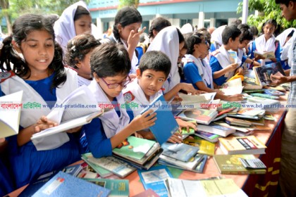 বগুড়ায় ভ্রাম্যমাণ বইমেলা