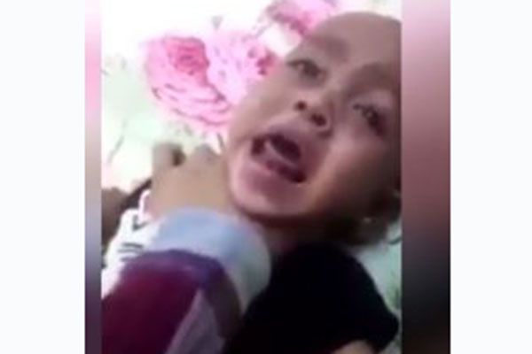 সন্তানকে নৃশংসভাবে পিটিয়ে কারাগারে মা, ভিডিও ভাইরাল!
