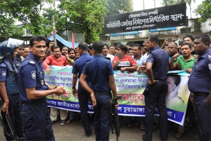 চুয়াডাঙ্গায় পুলিশের বেষ্টনীতে স্বেচ্ছাসেবক দলের সমাবেশ