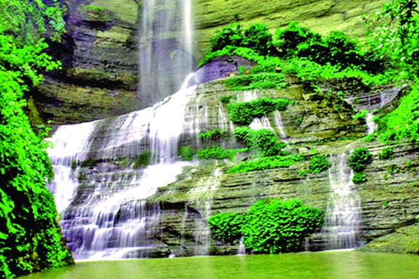 নৈসর্গিক পাহাড়ি ঝরনা