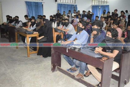 শ্রেণিকক্ষে নিরাপত্তার দাবিতে চট্টগ্রাম বিশ্ববিদ্যালয় শিক্ষার্থীদের ক্লাস বর্জন