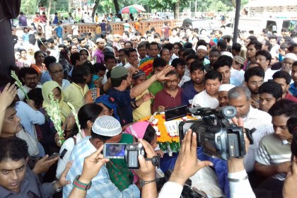পারিবারিক কবরস্থানে চিরনিদ্রায় শায়িত রাজীব মীর
