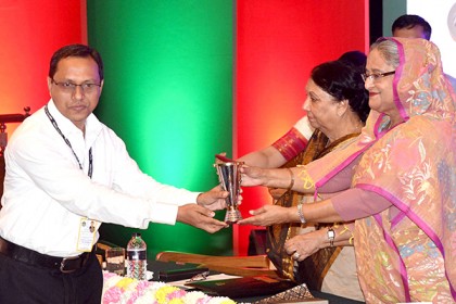 বালিয়াডাঙ্গী ইউএনওকে জনপ্রশাসন পদক দিলেন প্রধানমন্ত্রী
