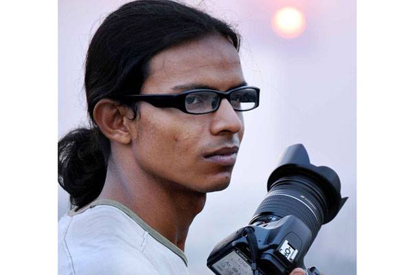 বৃষ্টিভেজা যুগলের ছবি তোলা সেই সাংবাদিককে মারধরের অভিযোগ