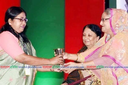 প্রধানমন্ত্রীর কাছ থেকে জনপ্রশাসন পদক নিলেন নাটোরের জেলা প্রশাসক