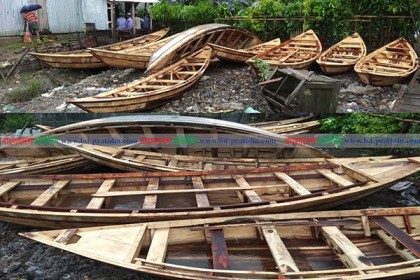 কলাপাড়ায় জমজমাট নৌকার হাট 