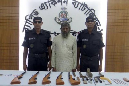 বাগেরহাটে অস্ত্রসহ ব্যবসায়ী আটক


