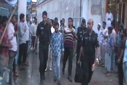 নোয়াখালীতে ব্যবসা প্রতিষ্ঠানে চাঁদা নিতে এসে র‌্যাবের হাতে ৫ যুবক আটক
