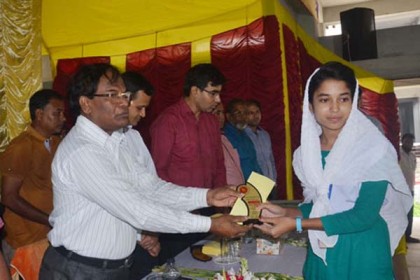 নাটোরে সেরা শিক্ষক ও কৃতি শিক্ষার্থীদের সংবর্ধনা
