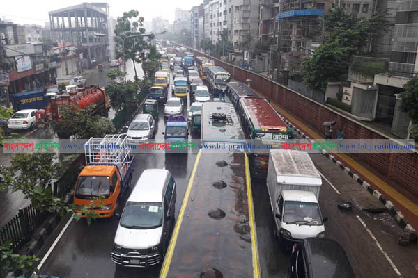 টানা বৃষ্টিতে যানজটে নাকাল নগরবাসী