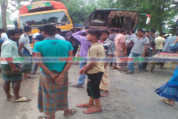 চিরিরবন্দরে সড়ক দুর্ঘটনায় আহত ৭