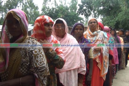 কুড়িগ্রাম-৩ আসনের উপ-নির্বাচনে ভোটগ্রহণ চলছে
